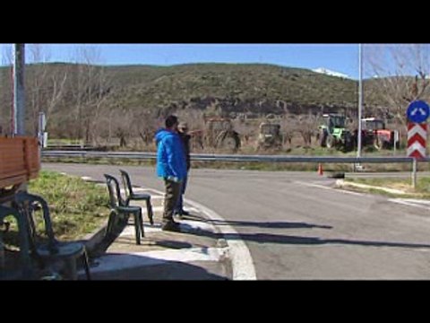 Αναμένουν πρόσκληση για το διάλογο με τον πρωθυπουργό οι αγρότες στο παλιό Λεβέρντη