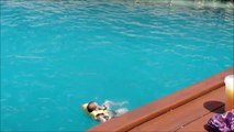 Tiré par un dauphin ce nageur perd son short devant tout le monde... Ahaha