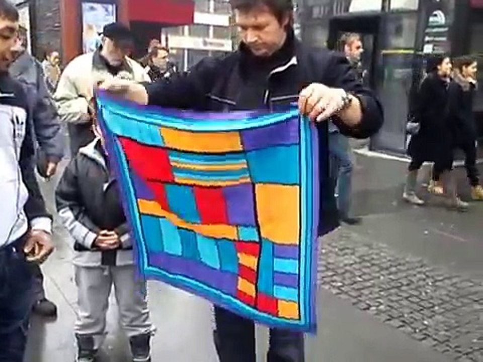 infoBAR: Slučajni prolaznici zadivljeni trikovima uličnog mađioničara u Sarajevu