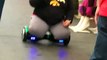 Enfant gros sur un hoverboard