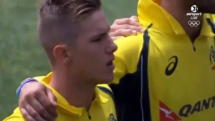 Usman Khawaja extreme butt grab raises eyebrows - NZ vs AUS 3rd ODI 2016