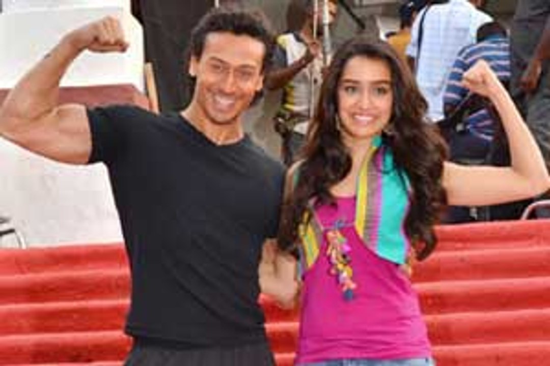 Tiger tries to impress Shraddha with his martial arts skills