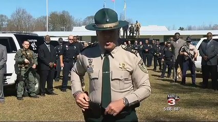 Un capitaine de police menace les chefs de Gangs dans une campagne de pub