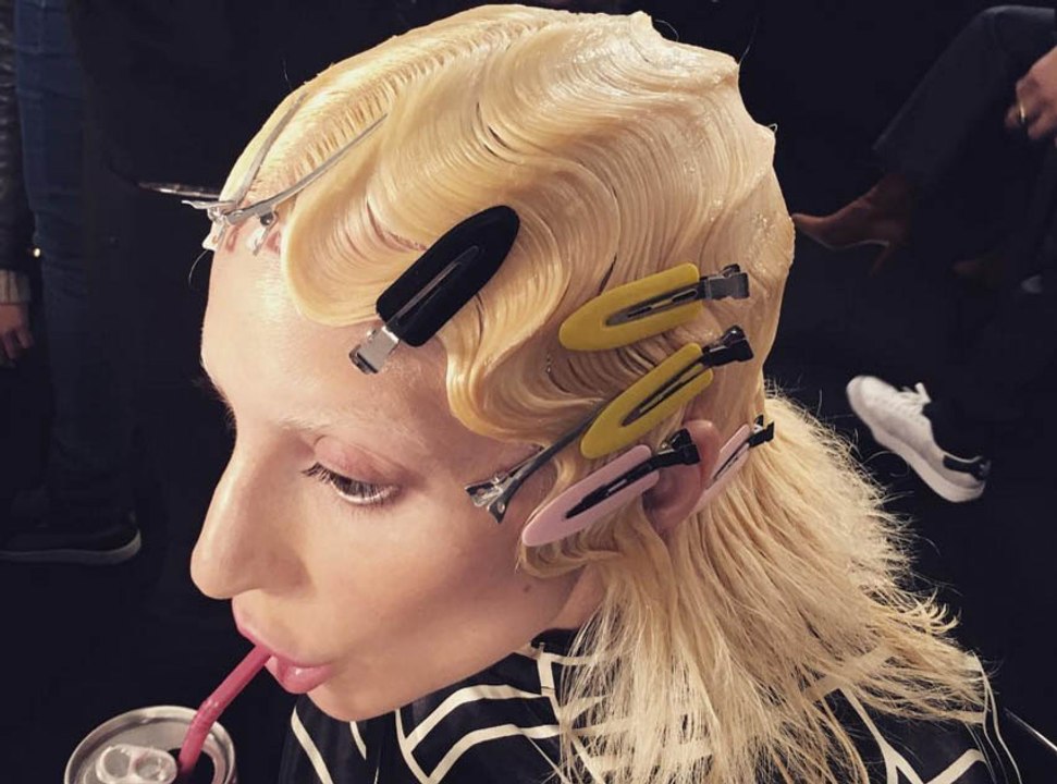 Exclu Vidéo : Lady Gaga : son étrange coiffure qui fait des vagues !