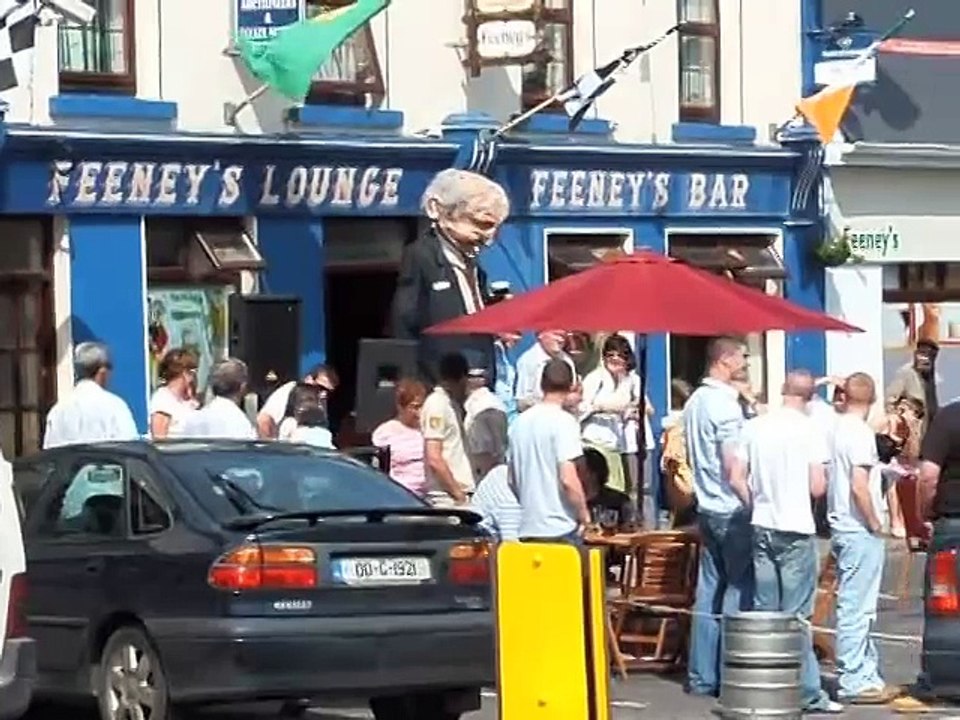 Giant Puppet its Amazing