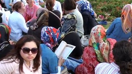 Gözaltına alınan yakınlarına Kur'an okuyarak destek veriyorlar