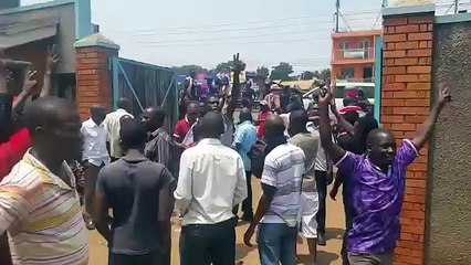 Police Fire Tear Gas and Storm Offices of Opposition Candidate Kizza Besigye (720p Full HD)