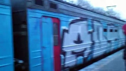 Подростки остановили электричку и расписали ее