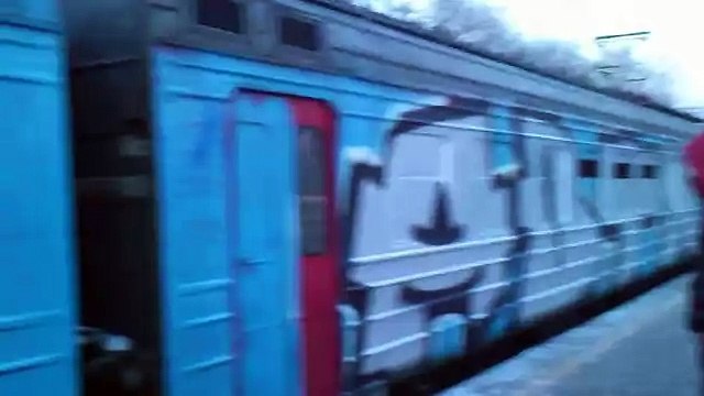 Подростки остановили электричку и расписали ее