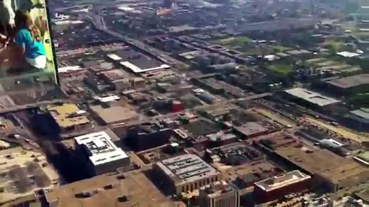 ‪Прозрачный балкон на 103 этаже Sears Tower‬