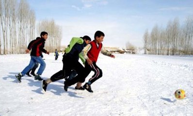 Bitlisli Gençler Donan Gölu Futbol Sahası Yaptı