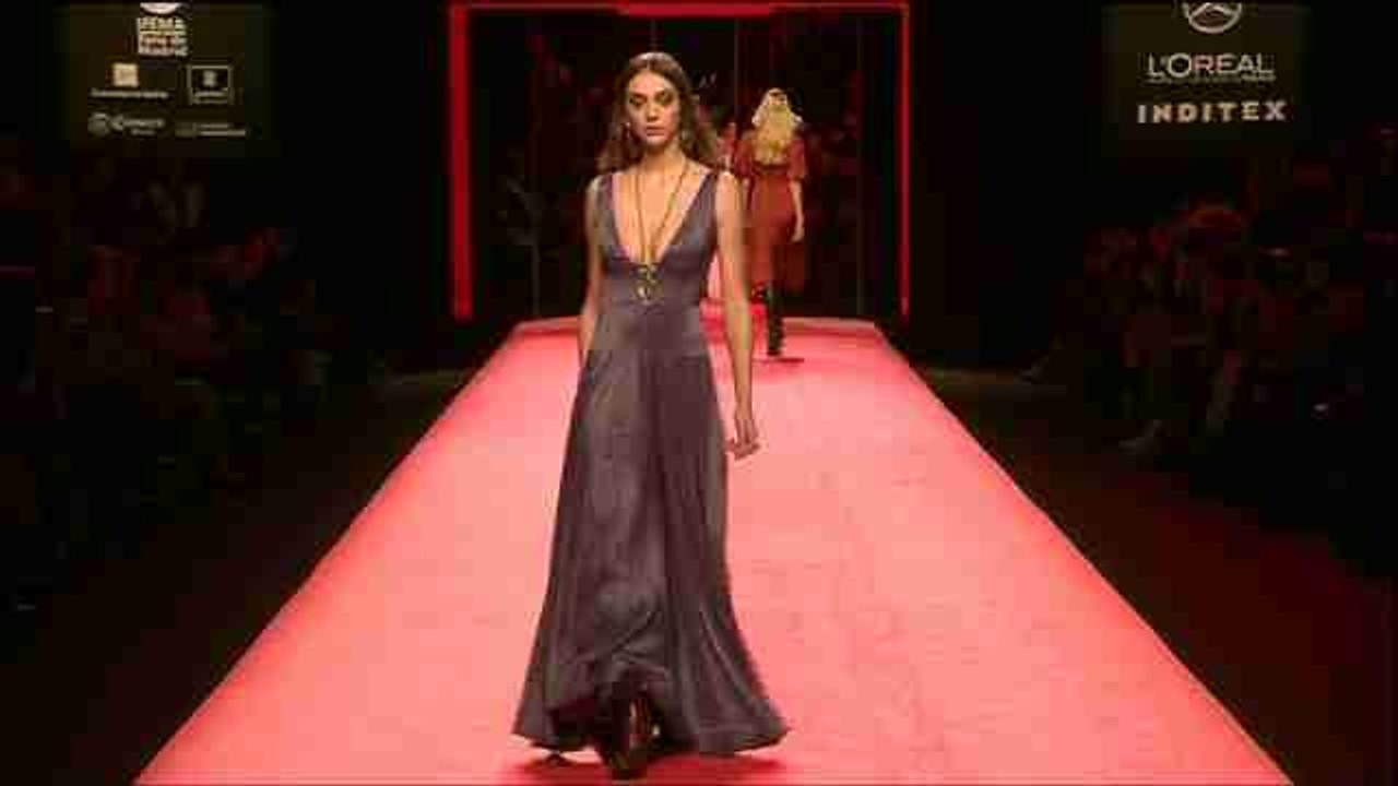 Atrevidos escotes para el invierno, la propuesta de Juanjo Oliva