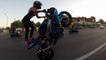 Une jeune femme fait des cascades en moto dans les rues de Saint Louis