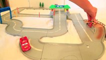 Lightning McQueen and Jeff Gorvette Toll Road, DisneyCarToys Tale Lightning McQueen Toll Booth