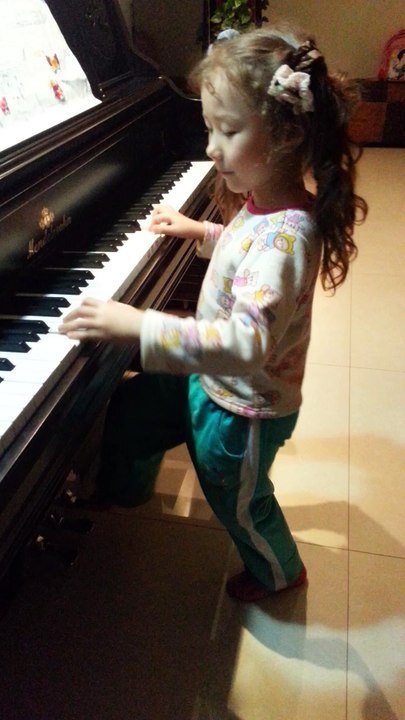 5 year old Xuanxuan's piano paddle attempt