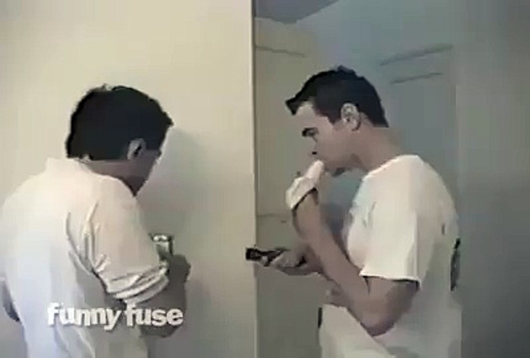 Le père electricien fait une blague à son fils