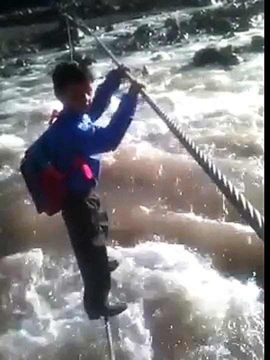 Video: Can't be late for school!!!