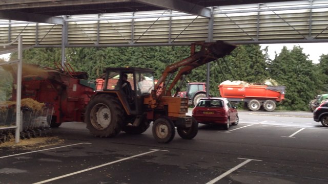 Crise agricole. Les agriculteurs bloquent le Leclerc