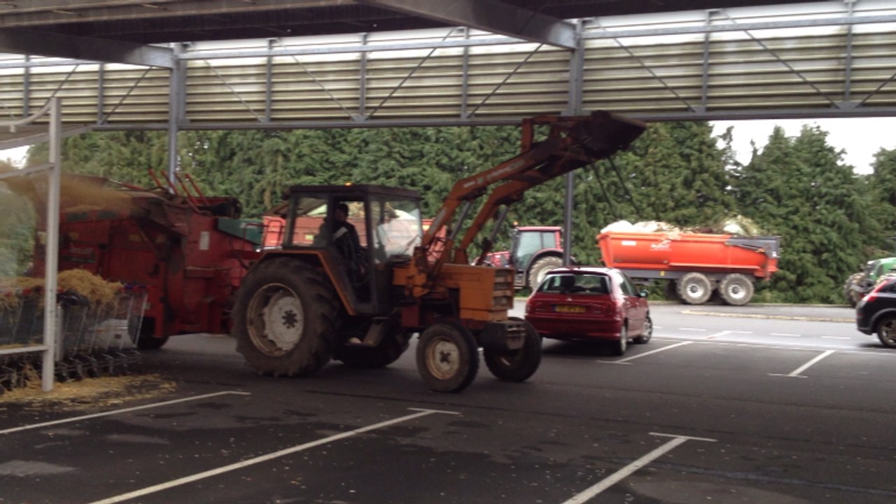 Crise agricole. Les agriculteurs bloquent le Leclerc