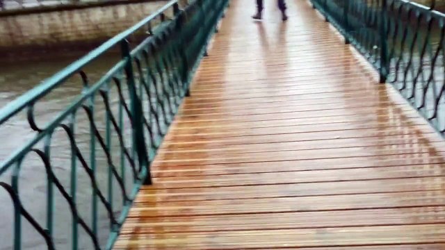 Un courageux policier saute dans un fleuve pour sauver une femme de la noyade