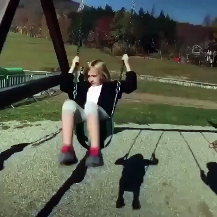 tremendo golpe en culumpio y niño corriendo descuidado