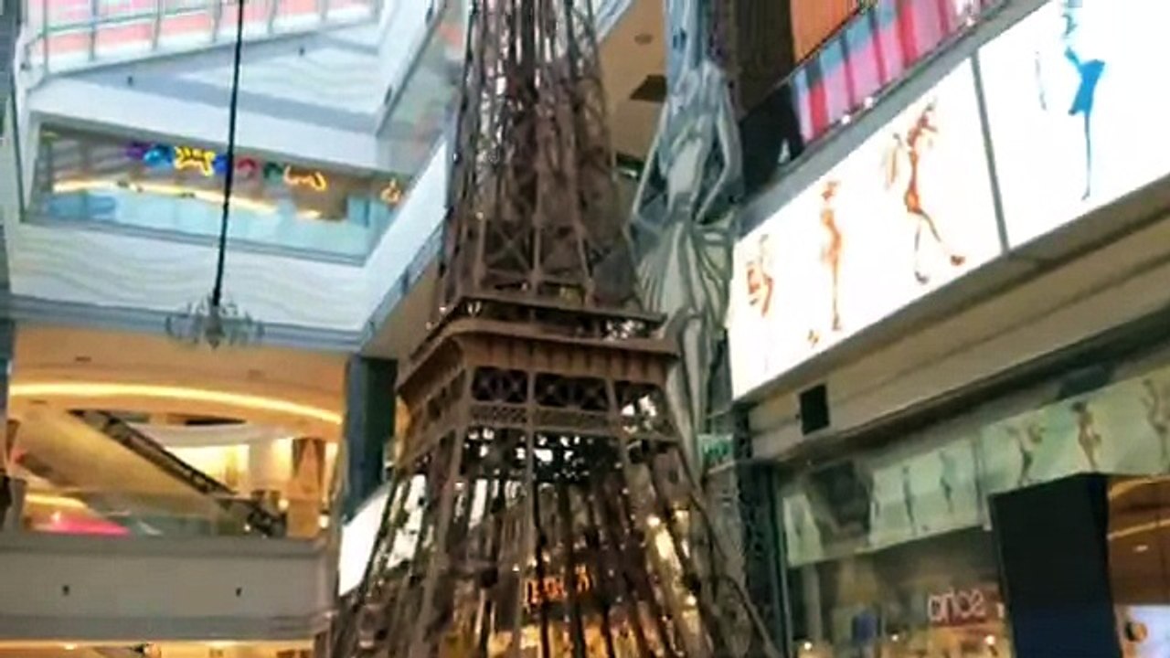 Эйфелева башня в торговом центре Июнь