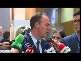 Gaz dhe kundërgaz, bllokohet me dhunë seanca - Top Channel Albania - News - Lajme