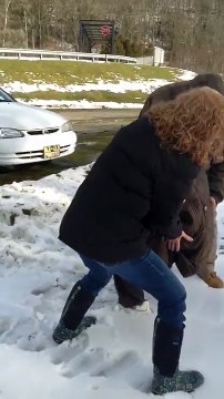 85-летняя бабушка решила поваляться в снегу