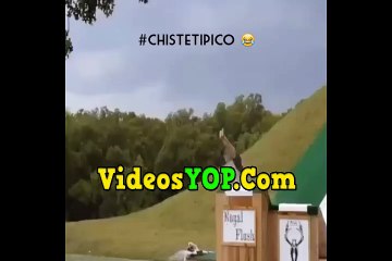 Esto se llama el clavado de bala en un trampolin experto y de agua