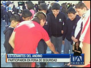 Скачать видео: Estudiantes del Colegio Andino participaron en una feria de seguridad