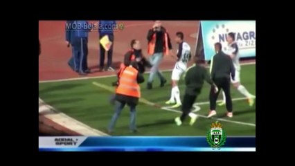 Buteur-Boxeur il marque un but et met KO un photographe !