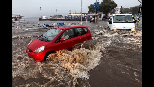 Üsküdar'da deniz ile kara yine birleşti
