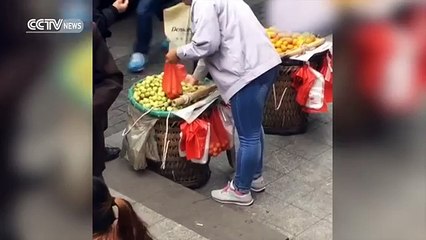 Jujube vendor’s bag switch “magic trick” provokes angry among China’s cetizens