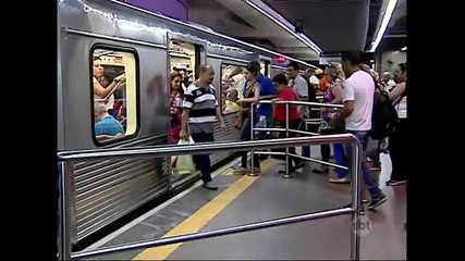 Comércio ilegal prospera na crise e invade metrô de São Paulo