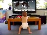 Tv deki Kliple Birlikte Dans Eden Bebek