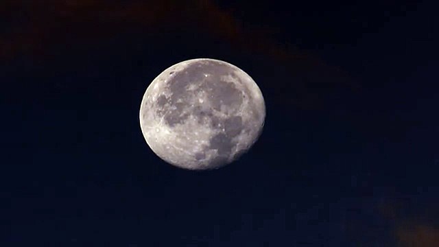 Футаж Луна заходит за облака