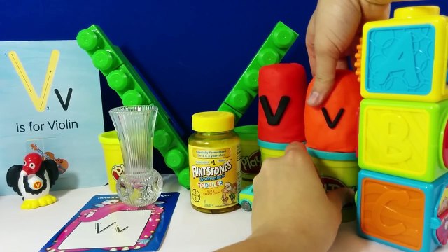 La Lettre V de Surprise Œufs V est pour les Vitamines Van Vautour Vase