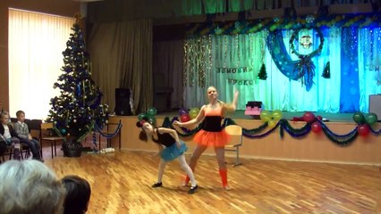 Childrens dancing - "cat and mouse"