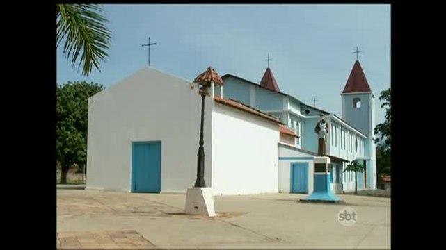 Ossos humanos brilhantes aparecem em igreja no interior de Goiás