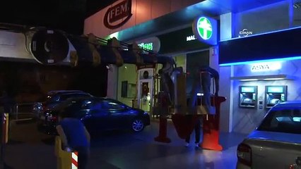 Belediye 3 gün süre verdi, FEM Dershanesi tabelalarını söktü