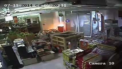 Minibüsle marketin kapısını kırıp sigaraları çaldılar