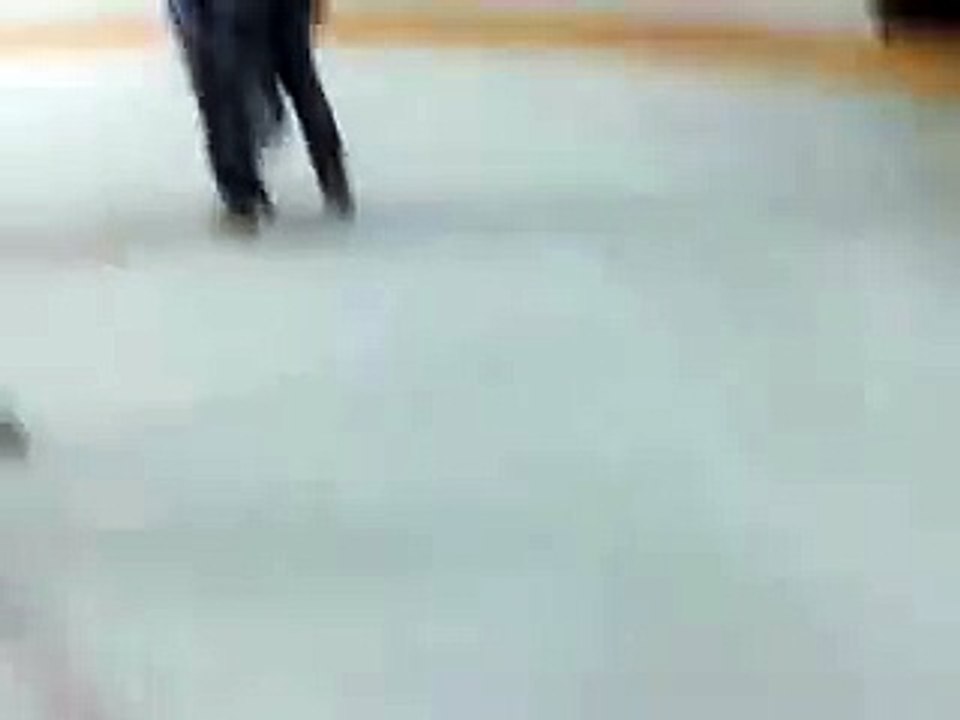 Первое катание на коньках. С папкой надежнее)