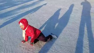 Аделя учится кататься на коньках
