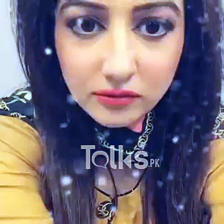Dunya News Anchor Nabeha Ejaz Showing Her Eyes Talent To Fans - talks.pk