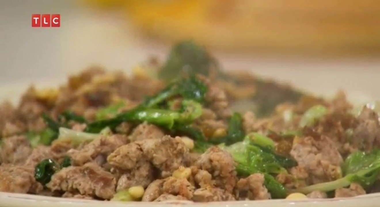 Scarola.Endivie mit Salsiccia, Rosinen und Pinienkernen