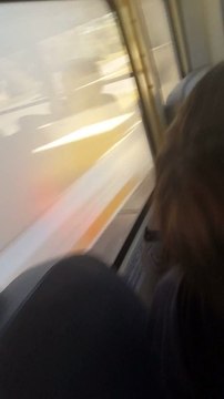 Un bus scolaire passe tout près du drame, frolé par un train à pleine vitesse