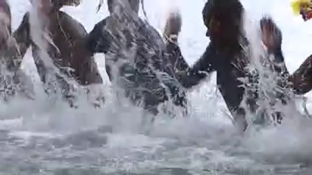 Des femmes font des percussions sur l'eau - water drumming sur l'ile de Vanuatu