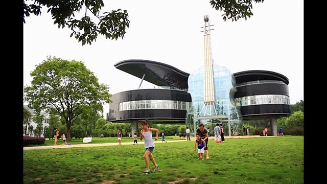 Дом в форме рояля со скрипкой