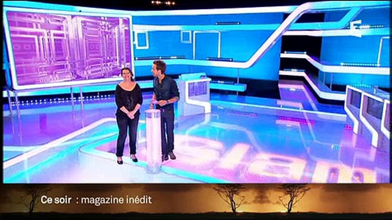 Cyril Féraud fait ses adieux à Julien Lepers hier soir dans "Slam" - Regardez