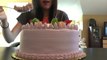 Une fille met 42 min pour manger un gateau géant Taro Cake... Gourmande